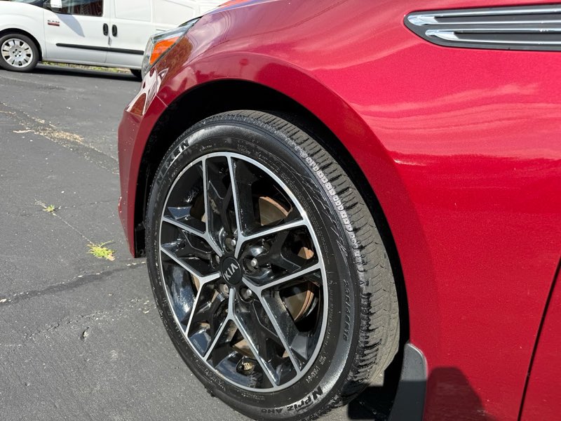 Close-up of the Kia’s clean wheel and glossy tire.